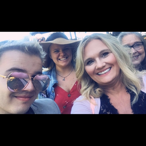 Meet your Posher, Loni🖤 - Picture 4 of 8